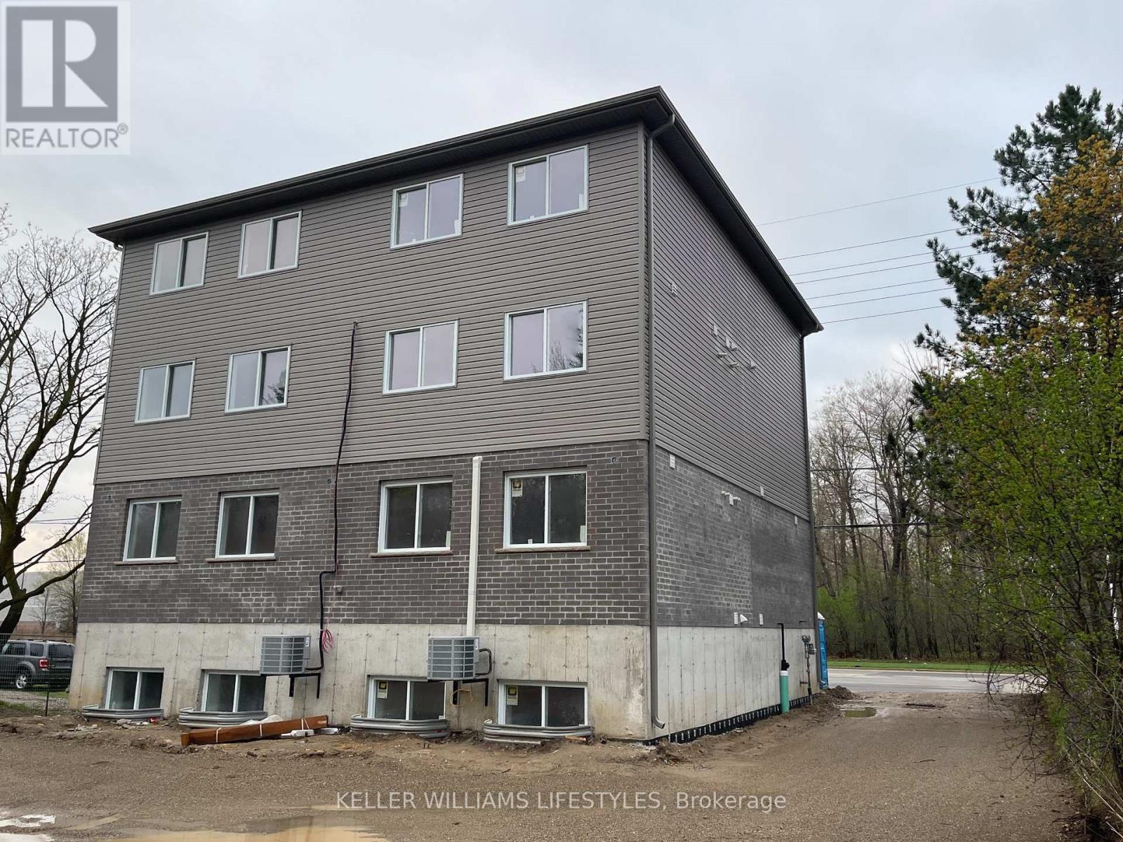 130 Southdale Road W, London South, Ontario  N6J 2J1 - Photo 3 - X12113941