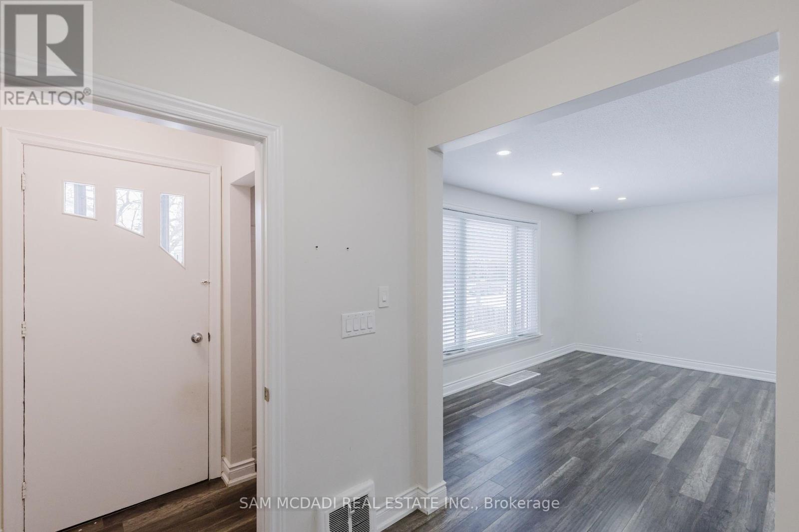 64 Florence Drive, Oakville (Co Central), Ontario  L6K 1V6 - Photo 5 - W12123696