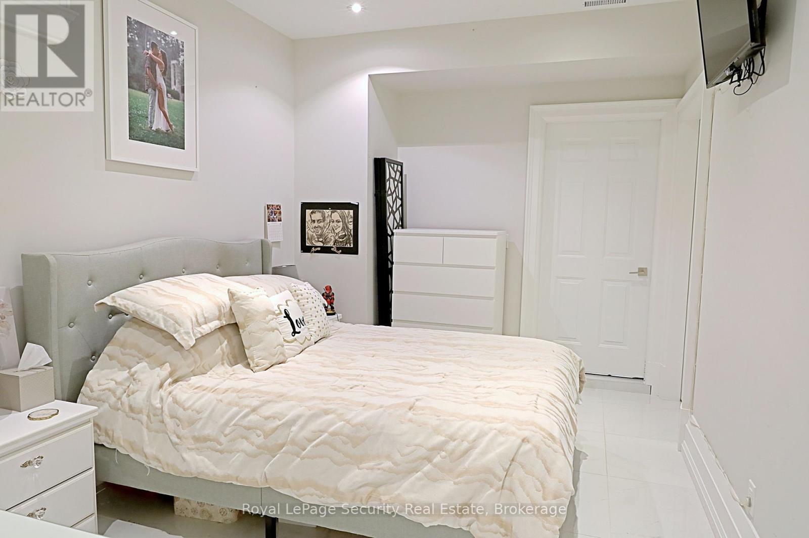 52b Cork Avenue, Toronto, Ontario  M6B 2X8 - Photo 27 - W12123748