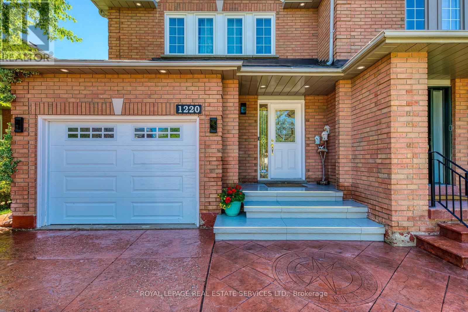 1220 Old Oak Drive, Oakville, Ontario  L6M 3K6 - Photo 2 - W12123765