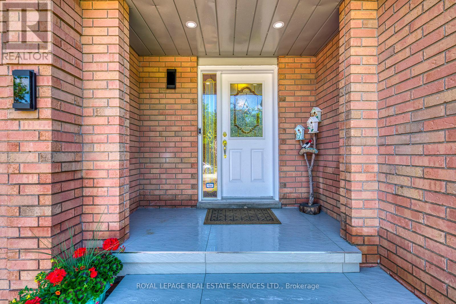 1220 Old Oak Drive, Oakville, Ontario  L6M 3K6 - Photo 3 - W12123765