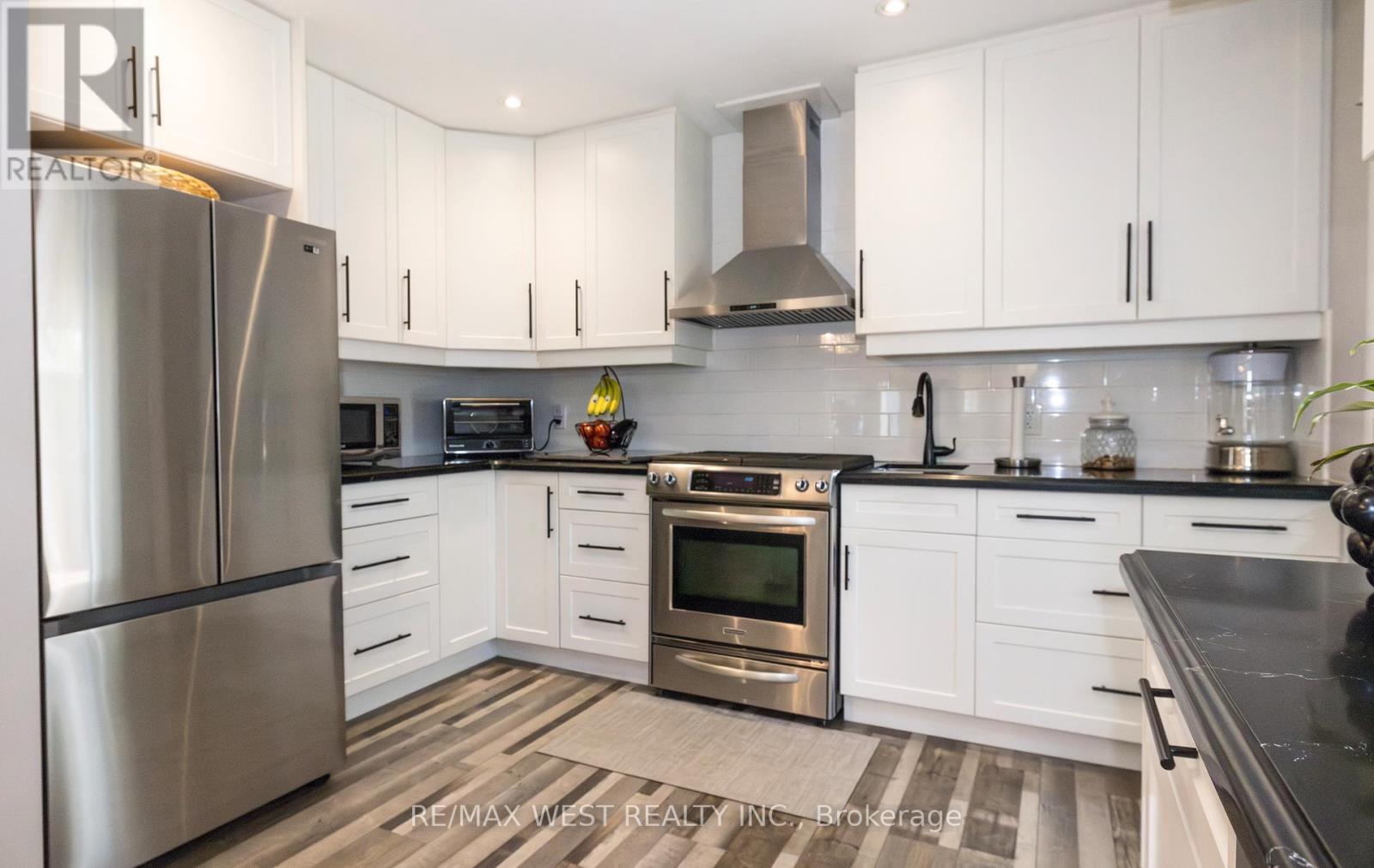 7110 Codlin Avenue, Mississauga (Malton), Ontario  L4T 2M4 - Photo 13 - W12123830