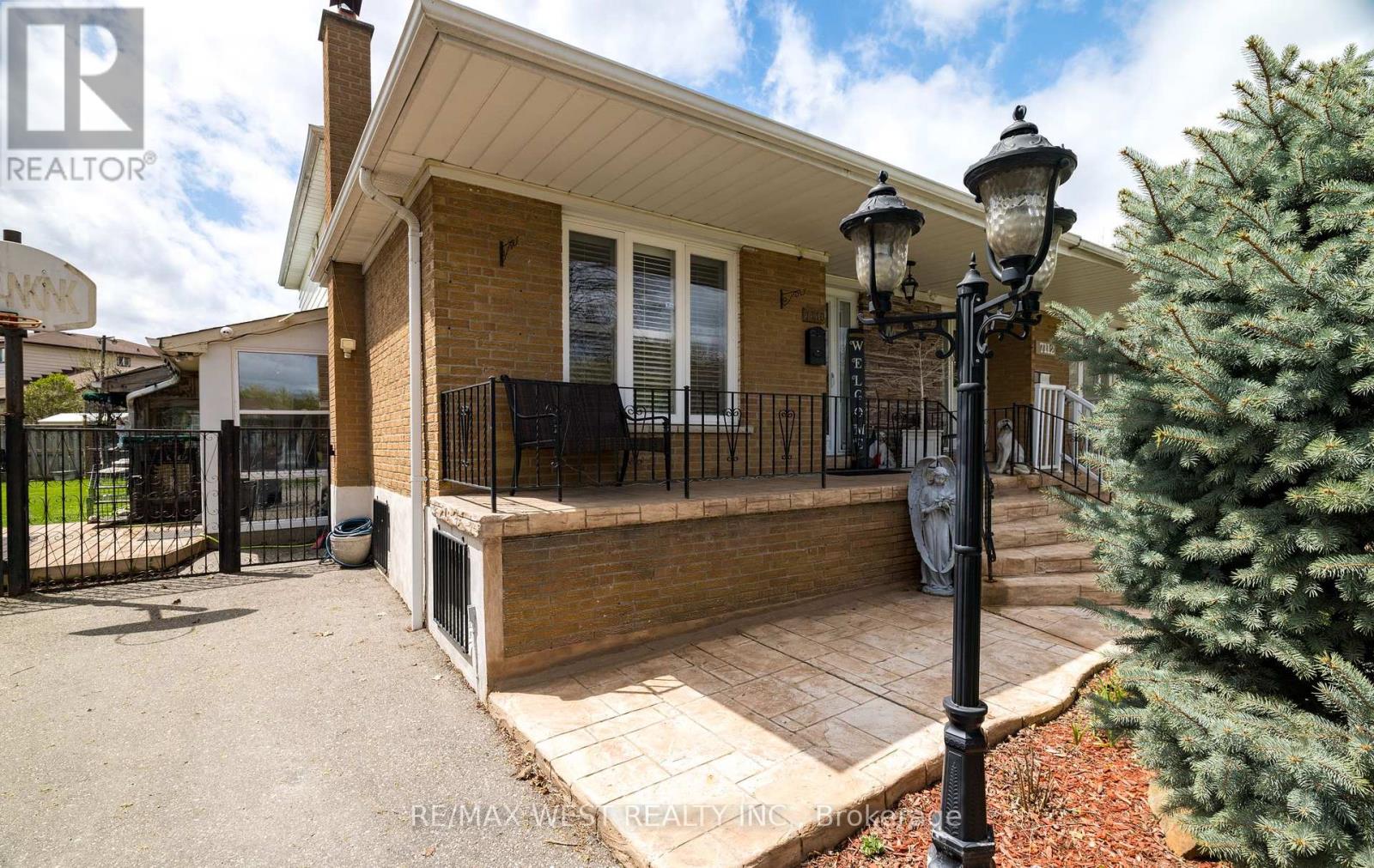 7110 Codlin Avenue, Mississauga (Malton), Ontario  L4T 2M4 - Photo 2 - W12123830