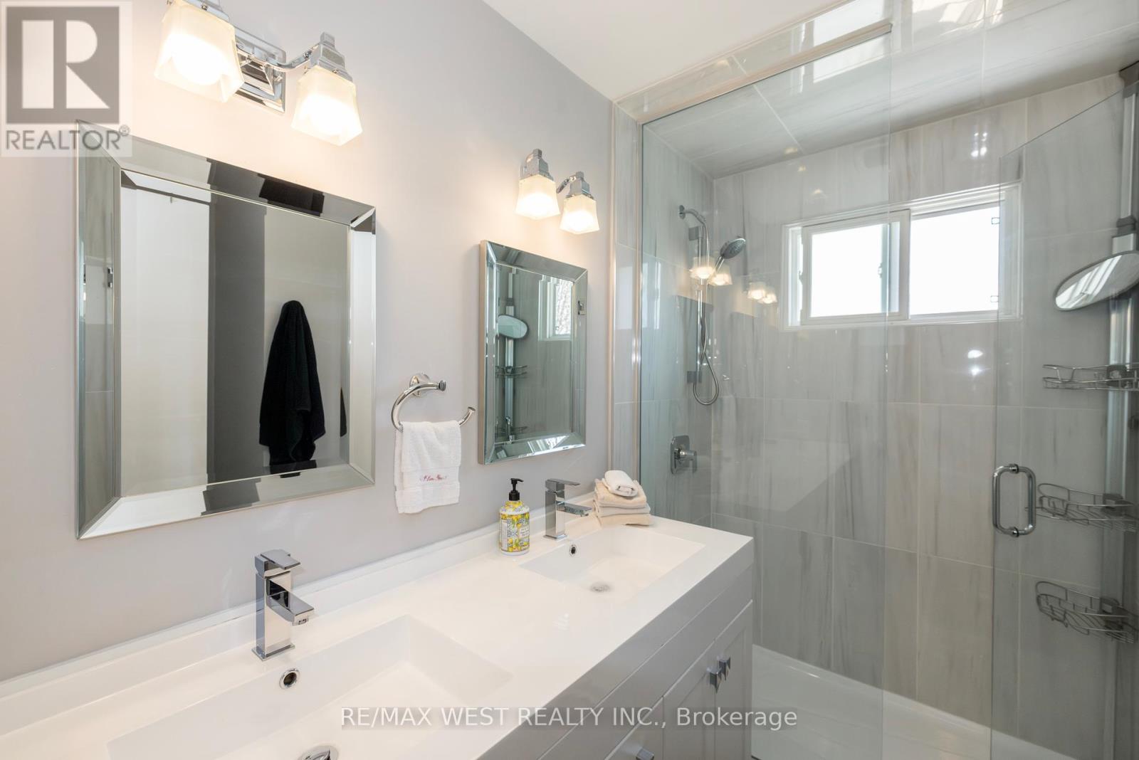 7110 Codlin Avenue, Mississauga (Malton), Ontario  L4T 2M4 - Photo 26 - W12123830