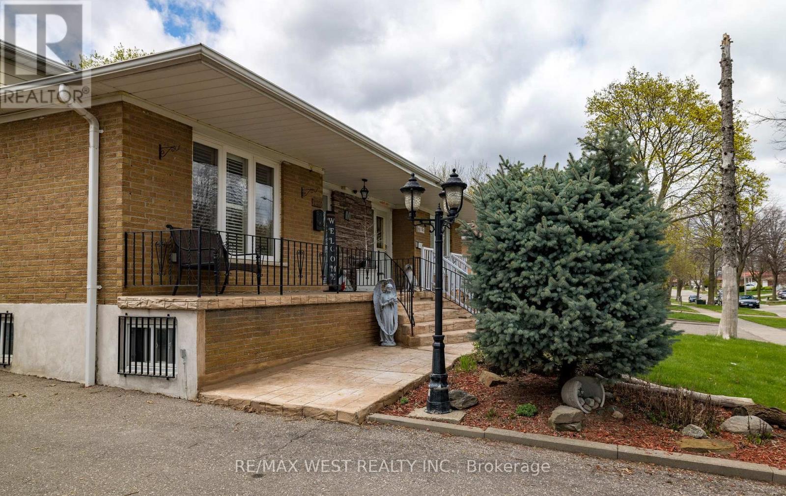 7110 Codlin Avenue, Mississauga (Malton), Ontario  L4T 2M4 - Photo 4 - W12123830