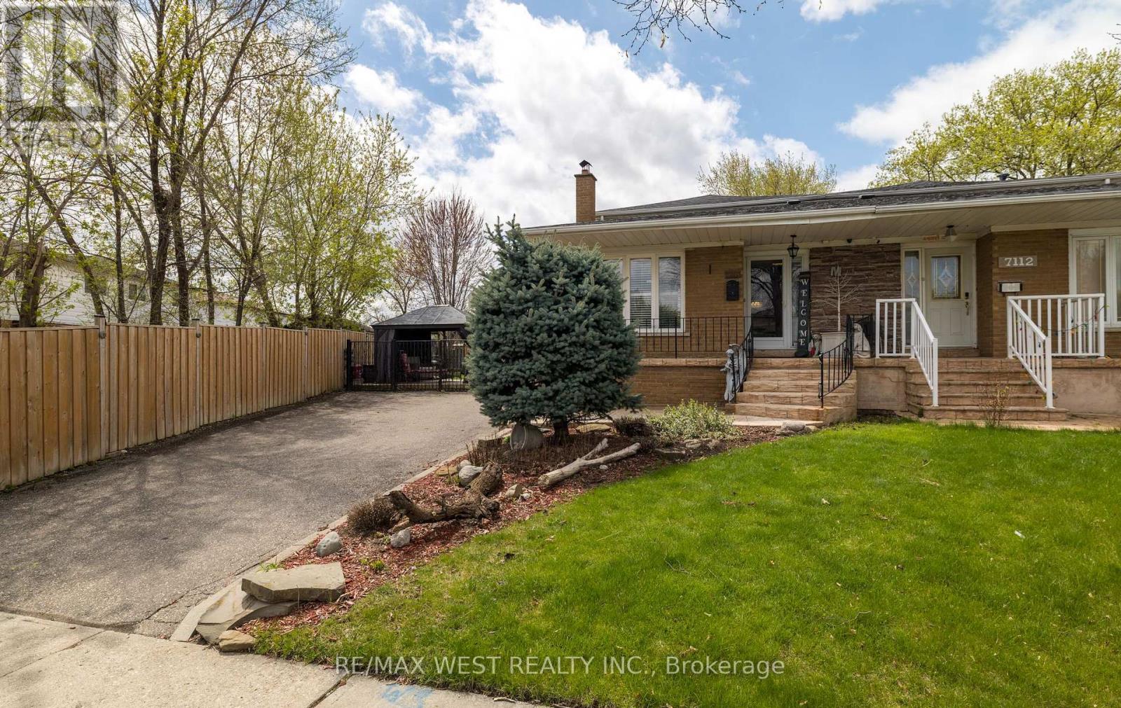 7110 Codlin Avenue, Mississauga (Malton), Ontario  L4T 2M4 - Photo 5 - W12123830