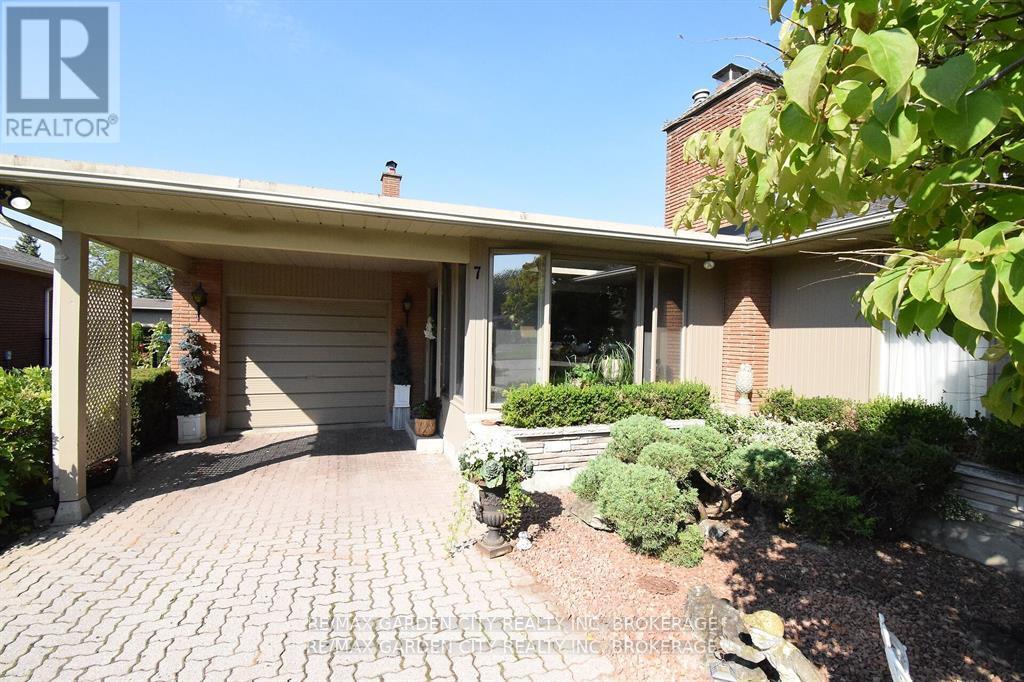 7 Clement Place, St. Catharines (Ridley), Ontario  L2S 2J8 - Photo 3 - X12123911