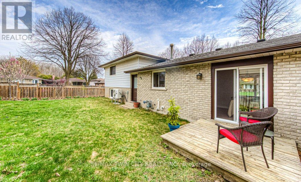 111 Martinglen Crescent, Waterloo, Ontario  N2E 2A3 - Photo 35 - X12123810