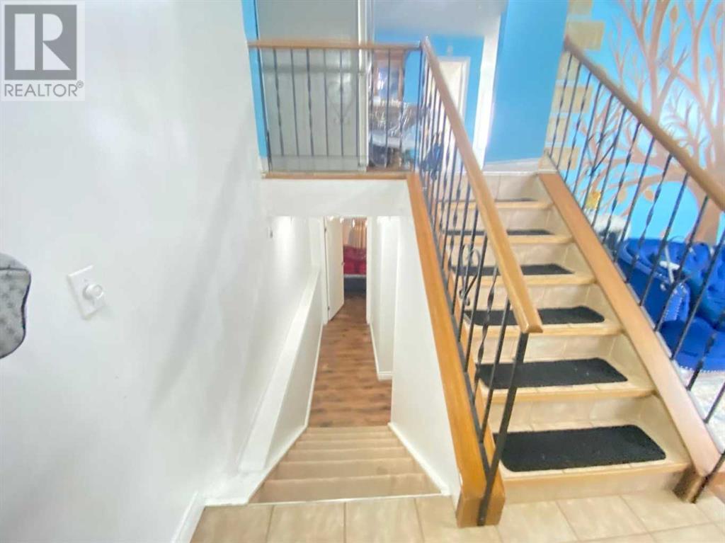 Property at 711 Whiteridge Road NE image 4