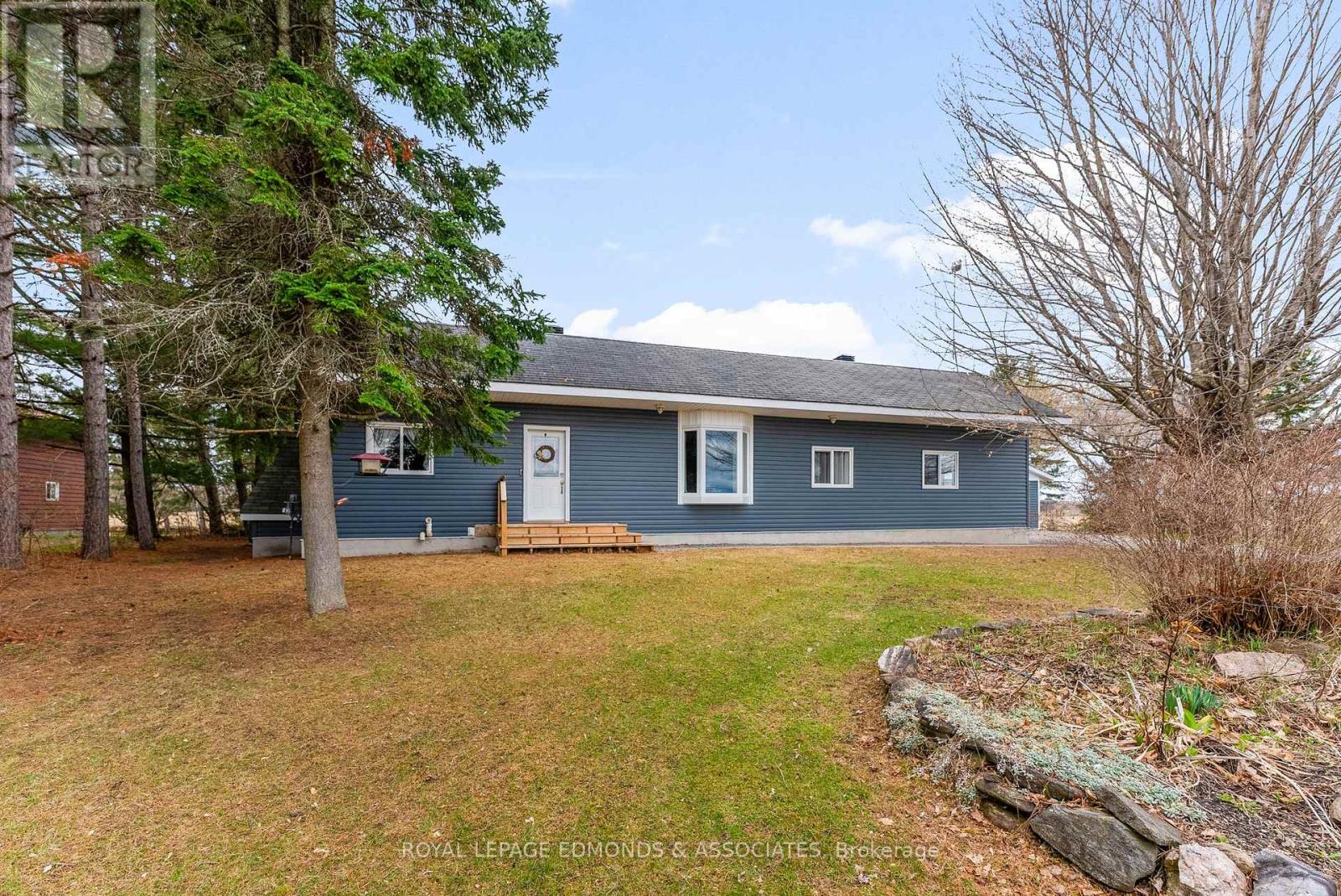1721 Greenwood Road, Laurentian Valley, Ontario  K8A 6W3 - Photo 2 - X12123869