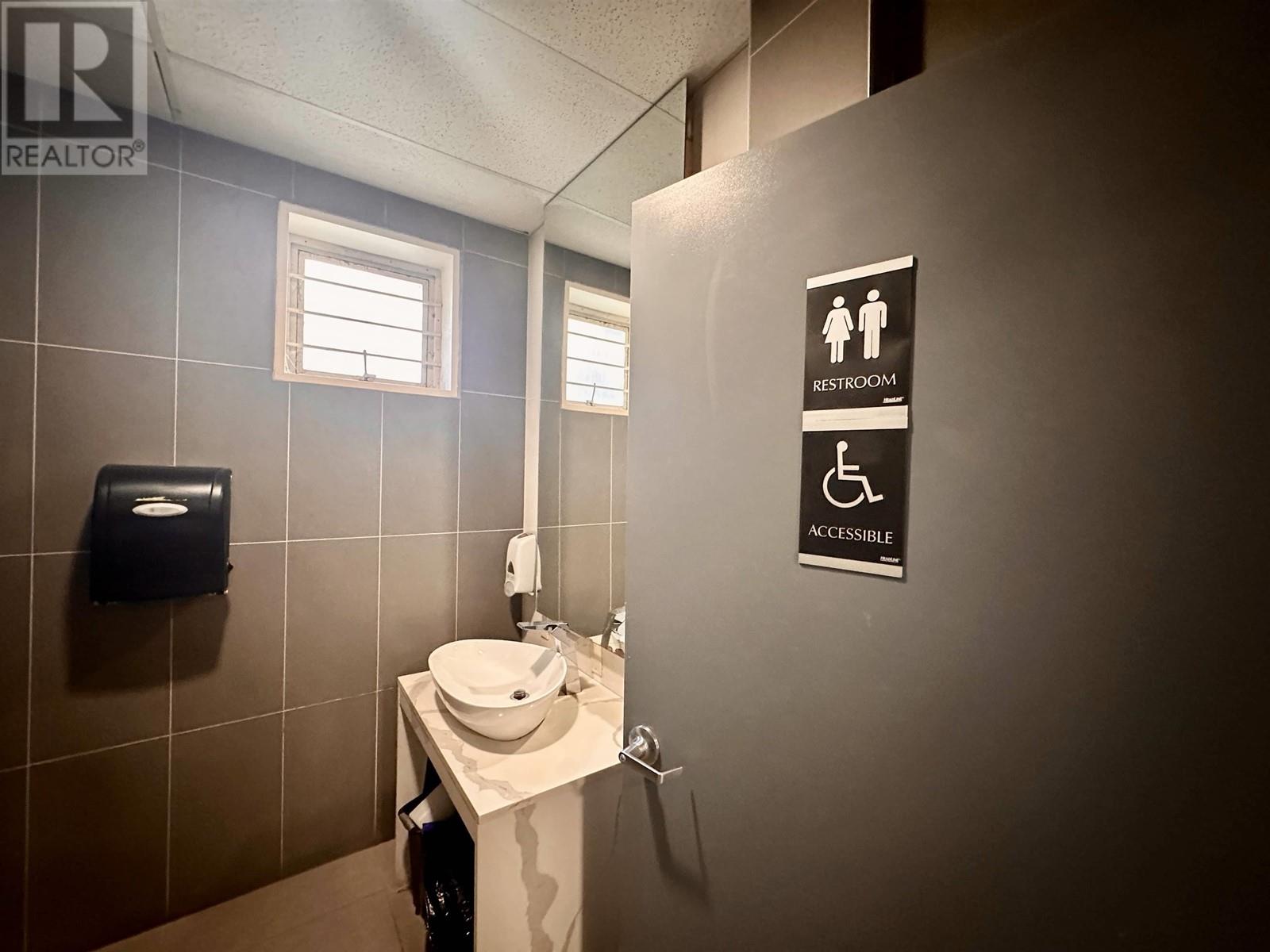 Property at 1232 ROBSON STREET image 2