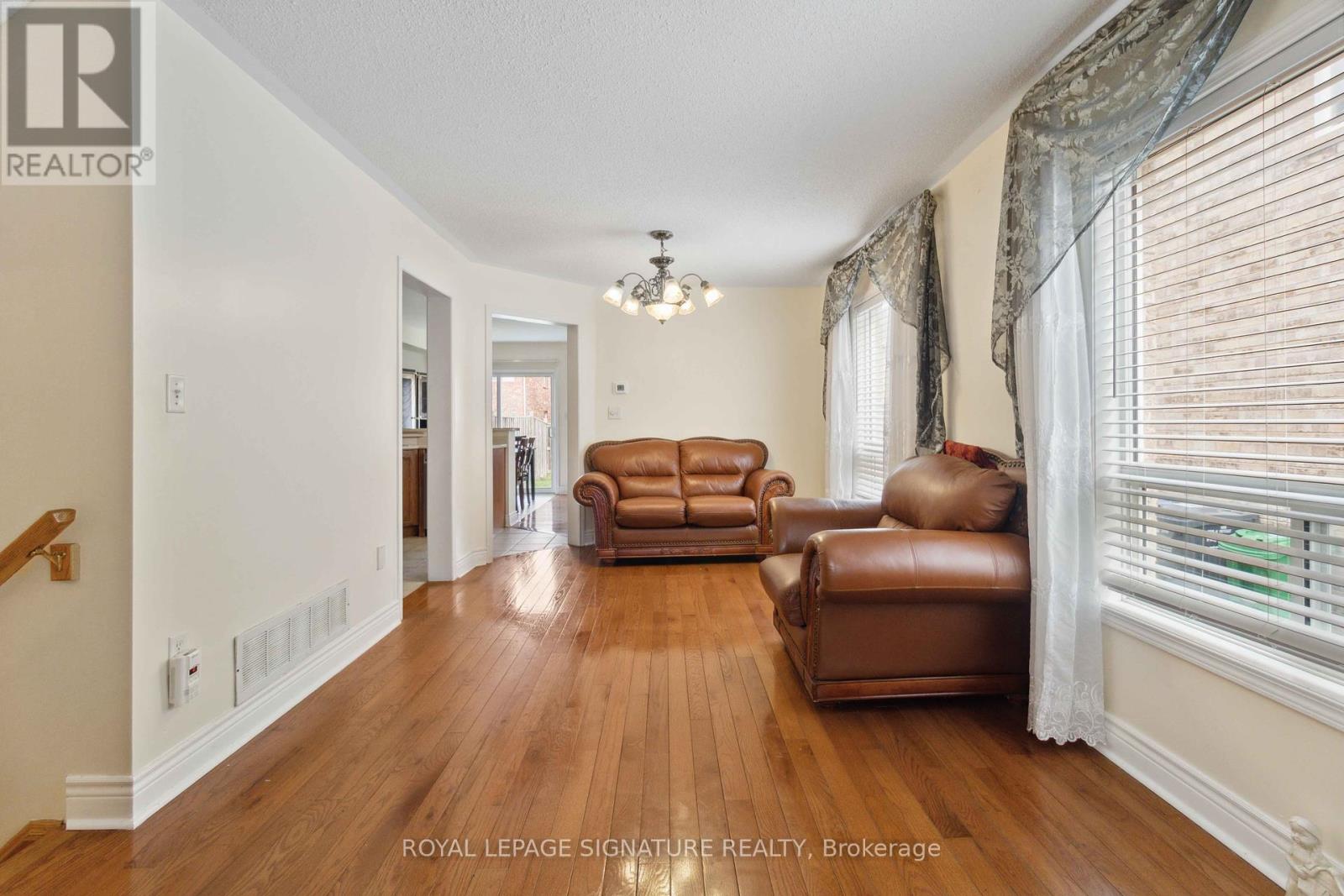 15 Eastway Street, Brampton, Ontario  L6S 6L8 - Photo 5 - W12123862