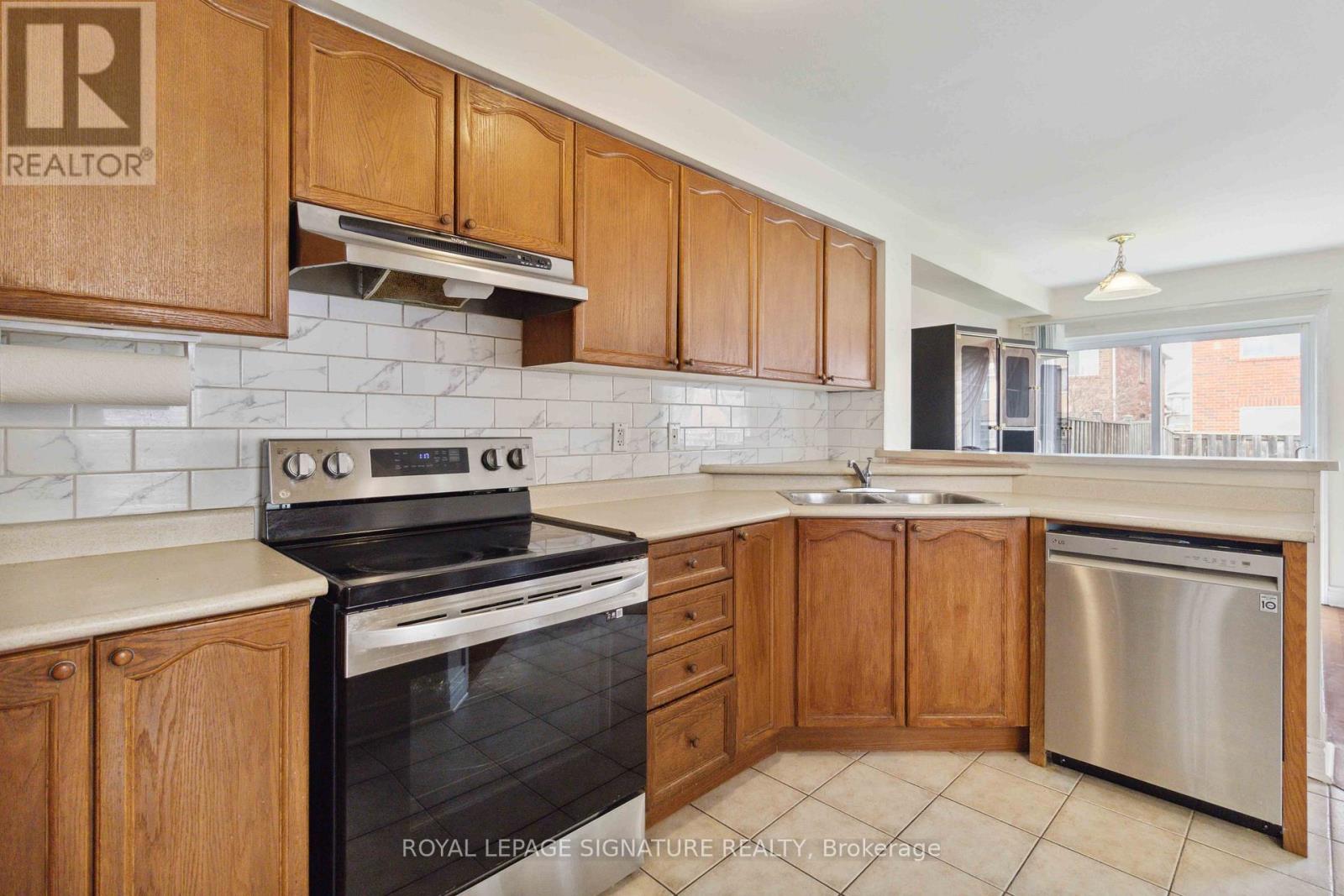 15 Eastway Street, Brampton, Ontario  L6S 6L8 - Photo 6 - W12123862