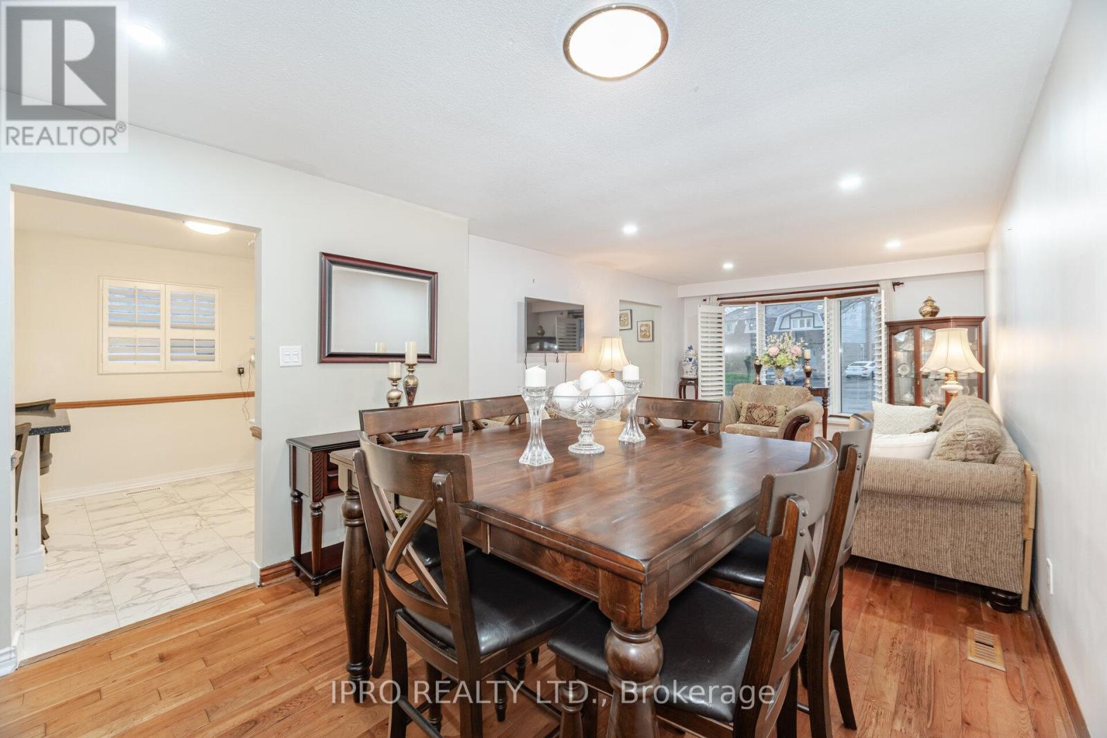 542 Lana Terrace, Mississauga, Ontario  L5A 3B3 - Photo 12 - W12123914
