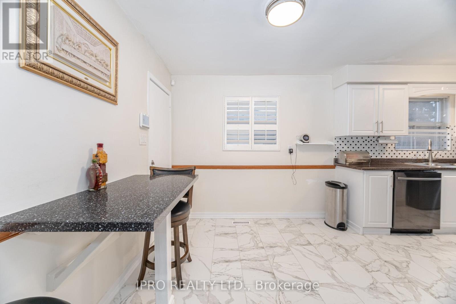 542 Lana Terrace, Mississauga, Ontario  L5A 3B3 - Photo 13 - W12123914