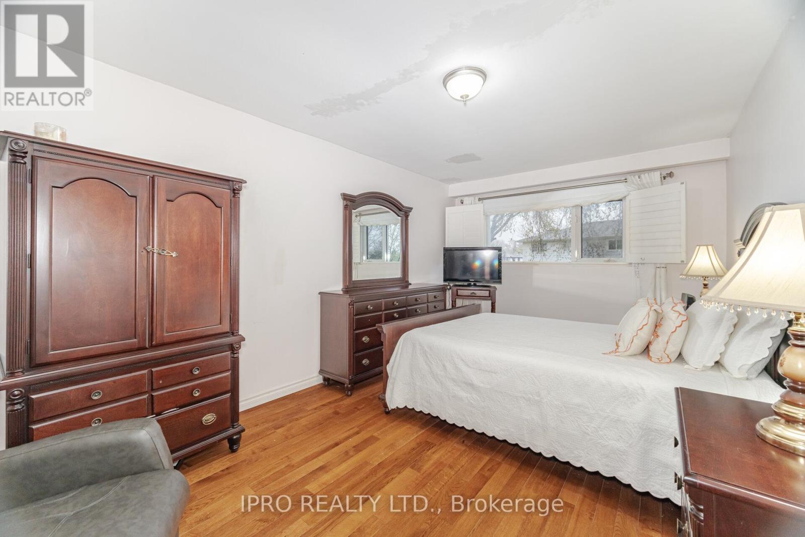 542 Lana Terrace, Mississauga, Ontario  L5A 3B3 - Photo 19 - W12123914