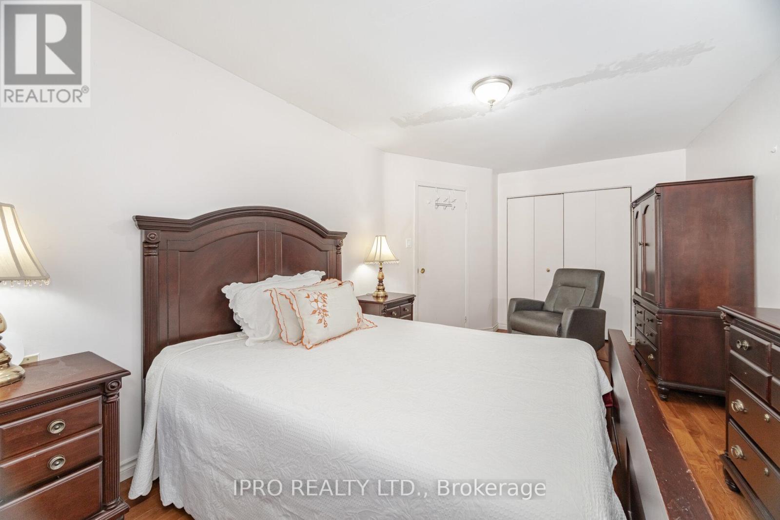 542 Lana Terrace, Mississauga, Ontario  L5A 3B3 - Photo 20 - W12123914