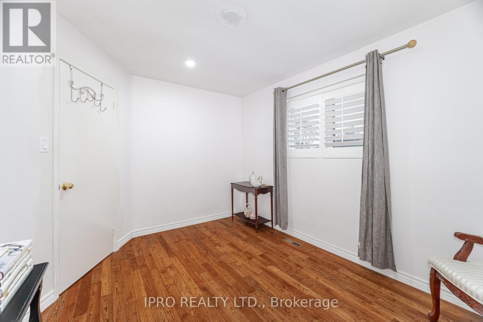 542 Lana Terrace, Mississauga, Ontario  L5A 3B3 - Photo 24 - W12123914