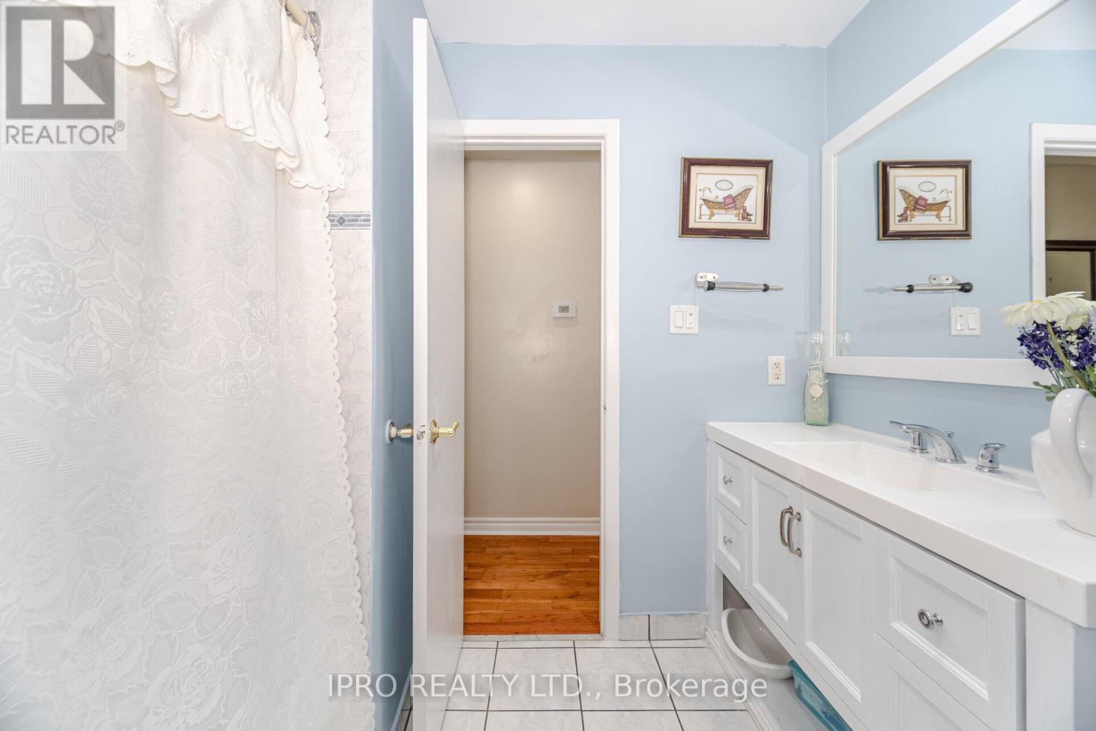 542 Lana Terrace, Mississauga, Ontario  L5A 3B3 - Photo 26 - W12123914