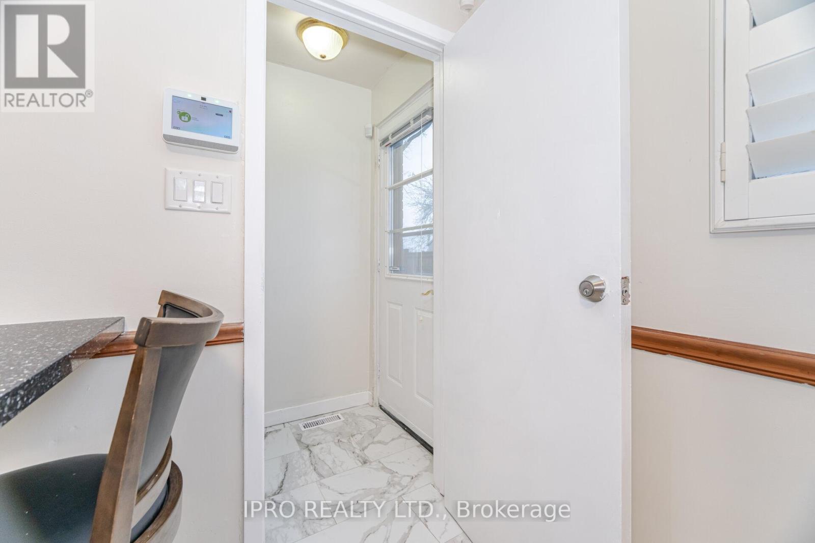 542 Lana Terrace, Mississauga, Ontario  L5A 3B3 - Photo 35 - W12123914