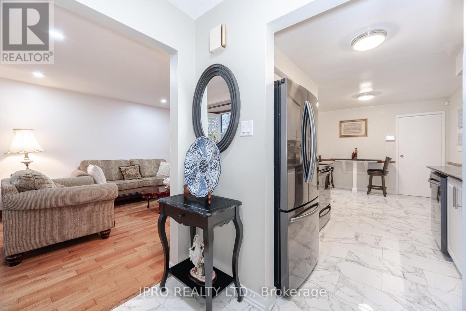 542 Lana Terrace, Mississauga, Ontario  L5A 3B3 - Photo 6 - W12123914