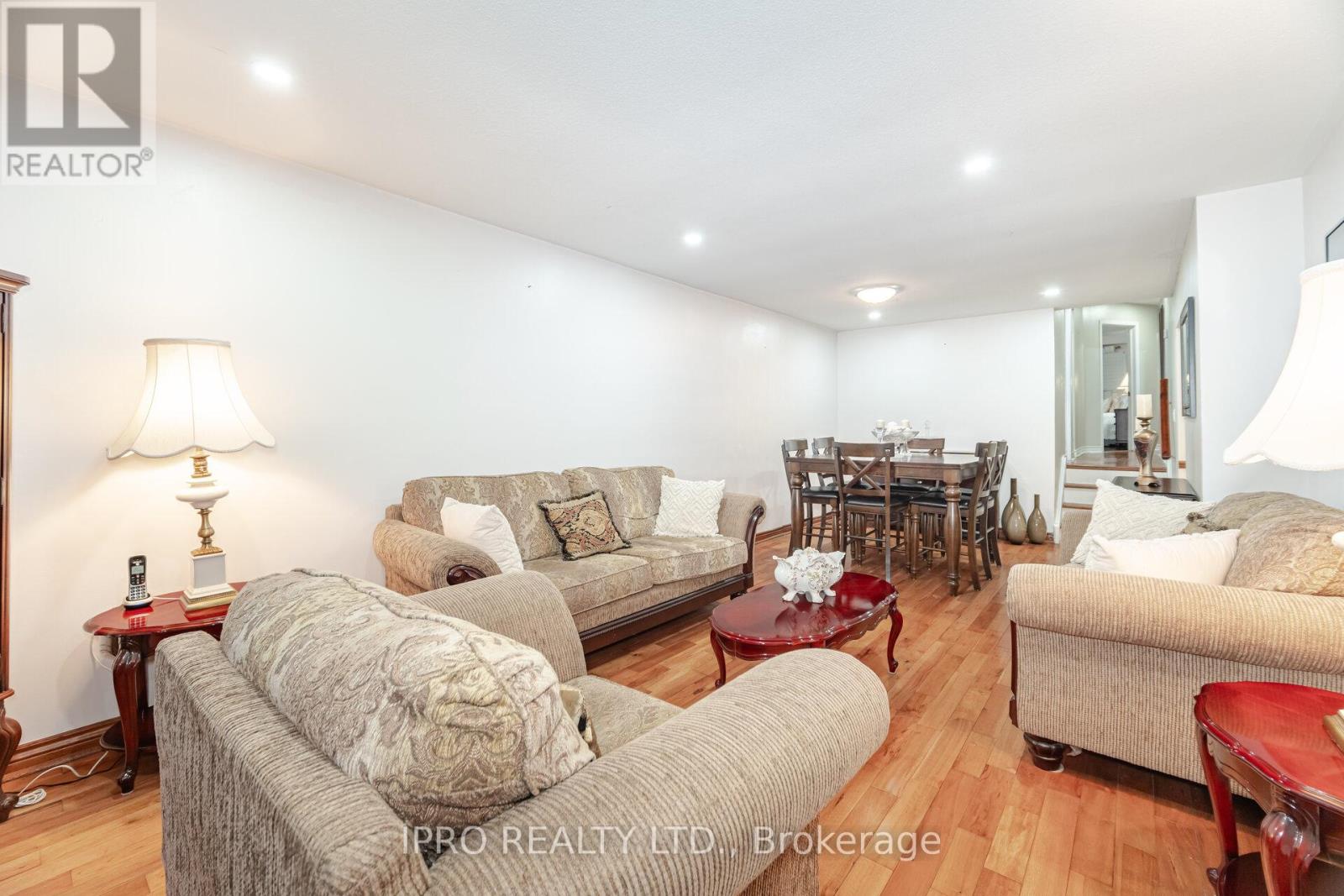 542 Lana Terrace, Mississauga, Ontario  L5A 3B3 - Photo 7 - W12123914