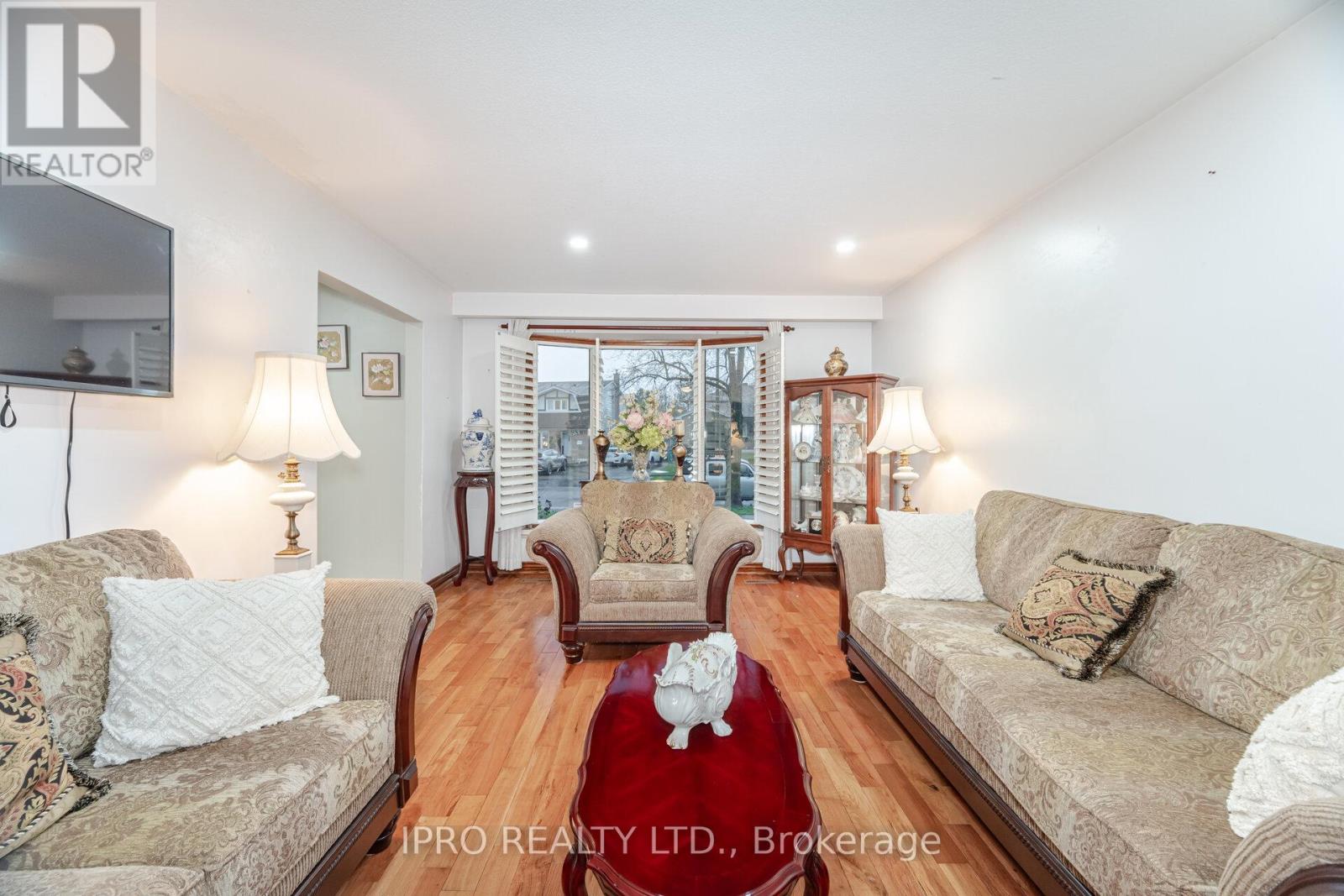 542 Lana Terrace, Mississauga, Ontario  L5A 3B3 - Photo 8 - W12123914