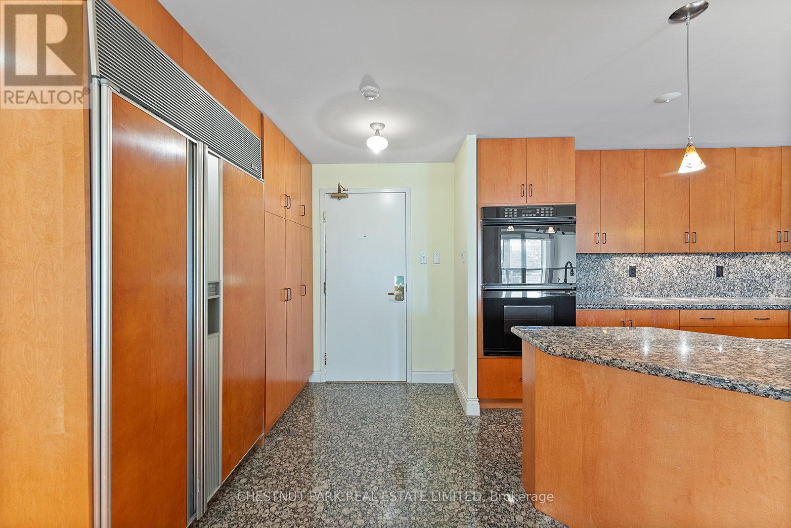 1610 - 889 Bay Street, Toronto, Ontario  M5S 3K5 - Photo 2 - C12123996