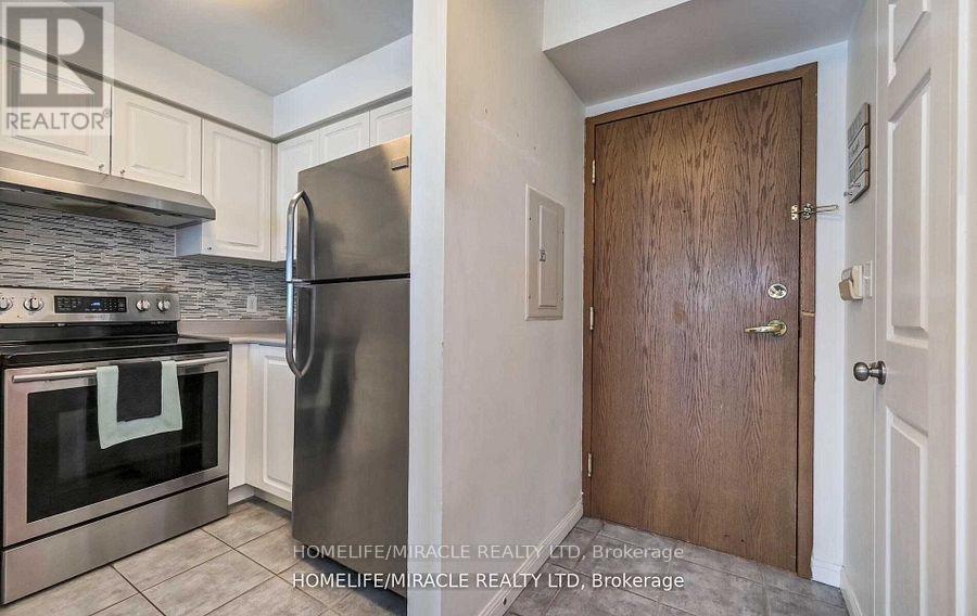 2305 - 11 Lee Centre Drive, Toronto (Woburn), Ontario  M1H 3J5 - Photo 3 - E12124069