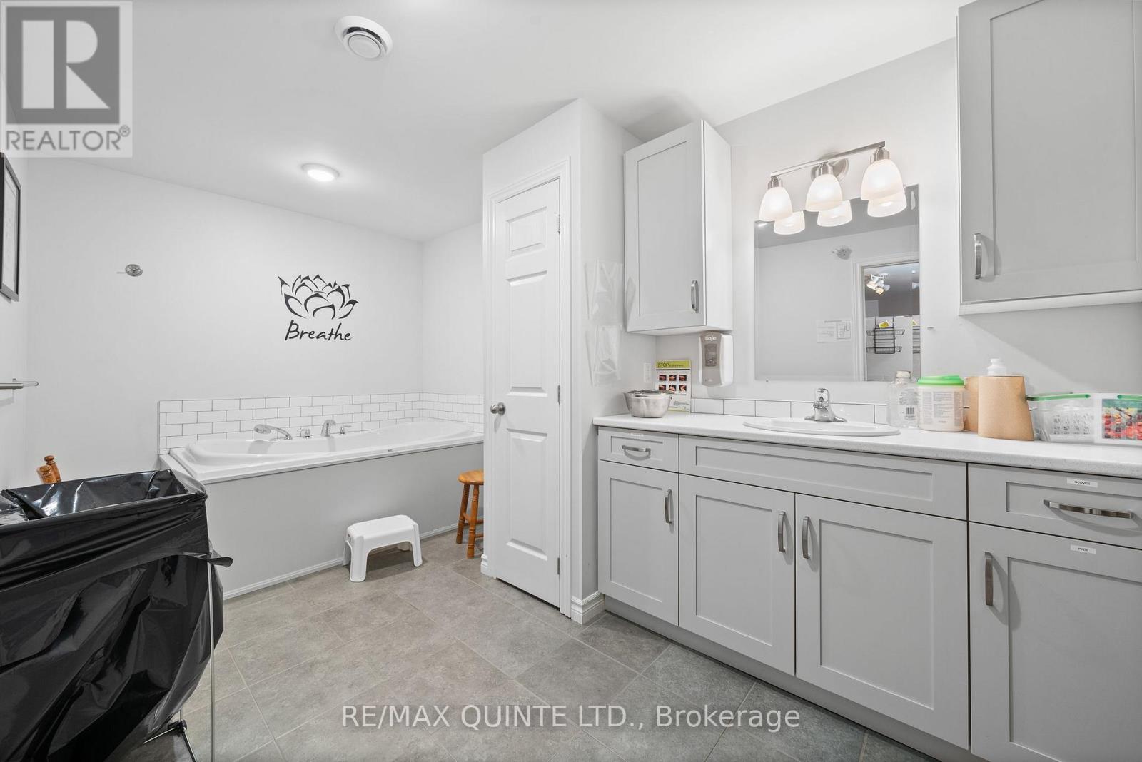 11 Victoria Avenue, Belleville, Ontario  K8N 1Z5 - Photo 13 - X12124196