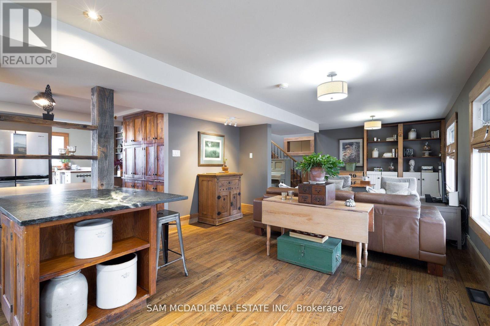 1302 Meredith Avenue, Mississauga, Ontario  L5E 2E7 - Photo 7 - W12123436