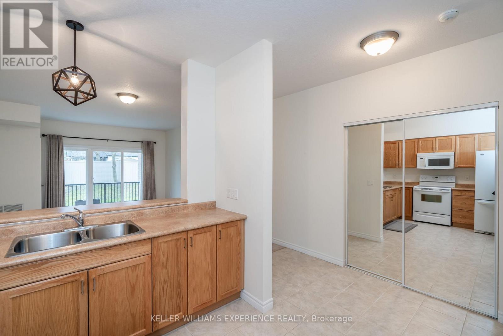103 - 19b Yonge Street N, Springwater, Ontario  L0L 1P0 - Photo 10 - S12124085