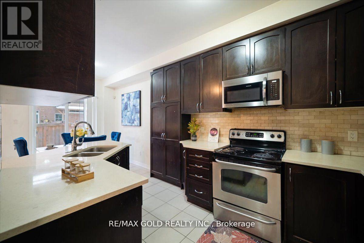 19 Trentonian Street, Brampton (Sandringham-Wellington North), Ontario  L6R 0B3 - Photo 10 - W12124091