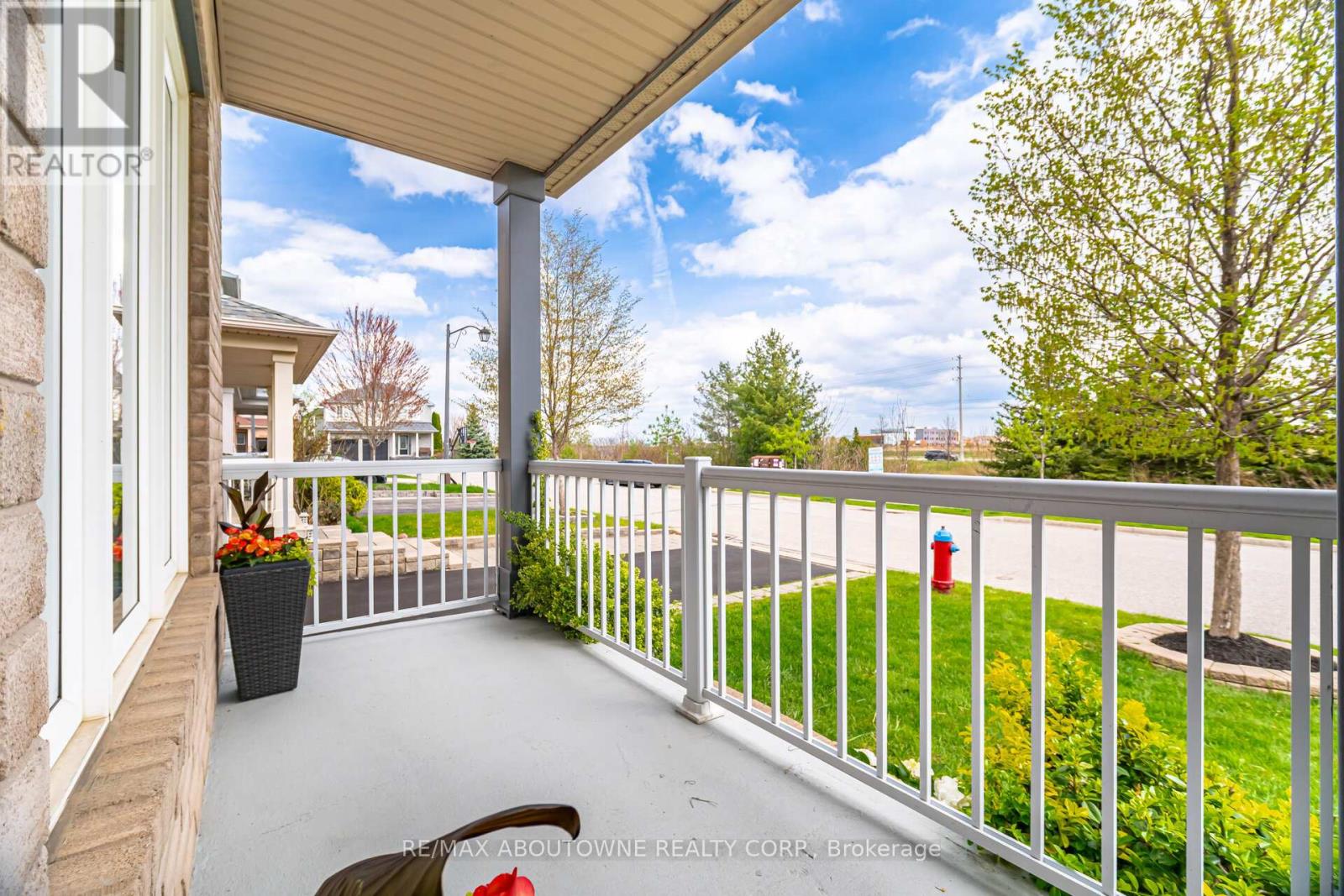 Property at 1046 HOLDSWORTH CRESCENT image 3