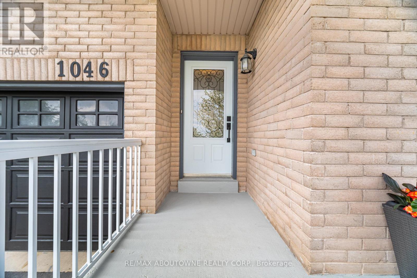 Property at 1046 HOLDSWORTH CRESCENT image 4