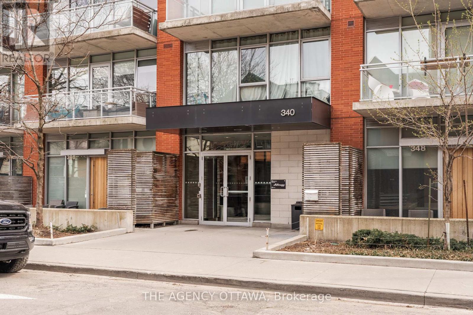 550 - 340 Mcleod Street, Ottawa, Ontario  K2P 1A4 - Photo 2 - X12124238