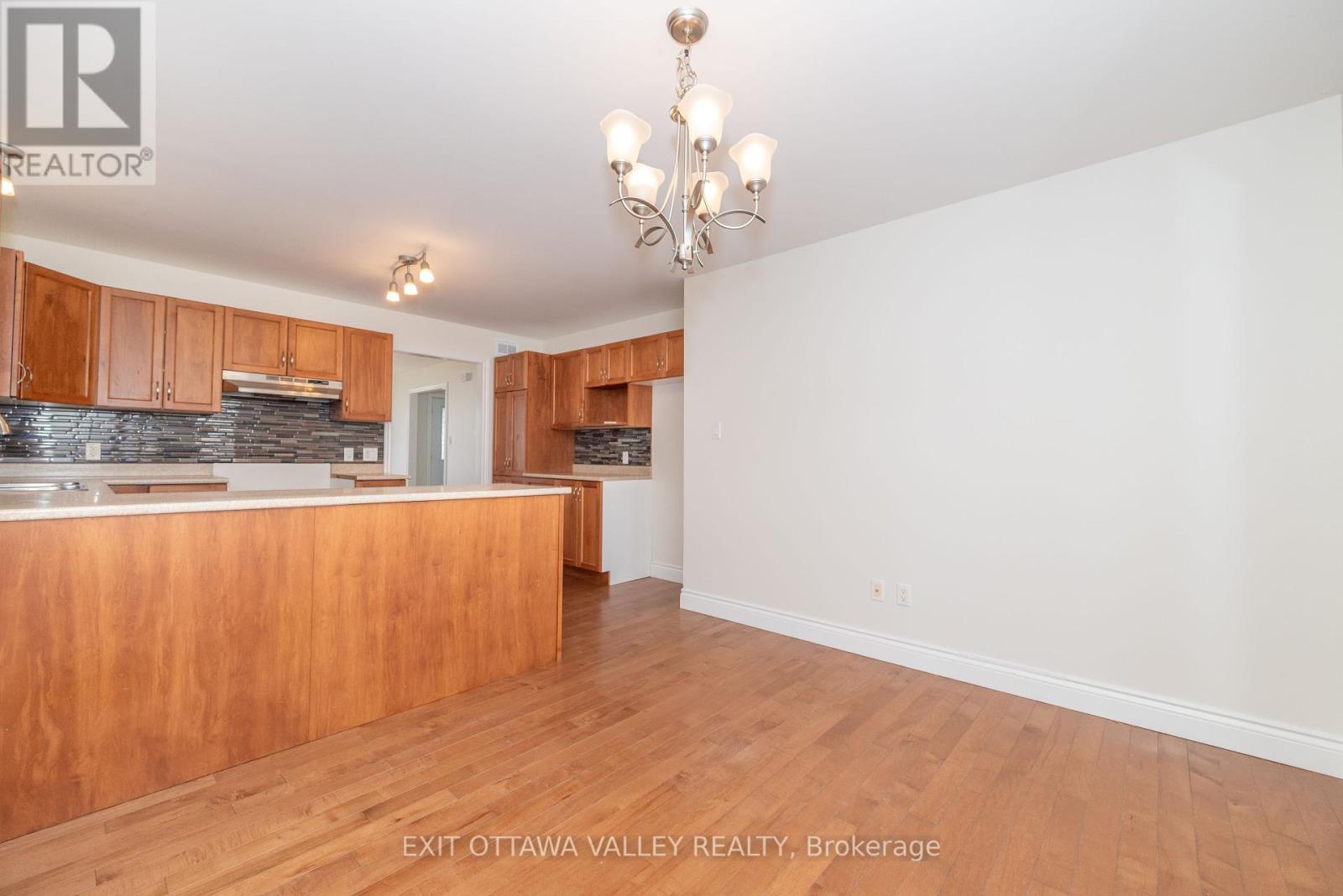 2059 Sandstone Crescent, Petawawa, Ontario  K8H 0B2 - Photo 8 - X12118898