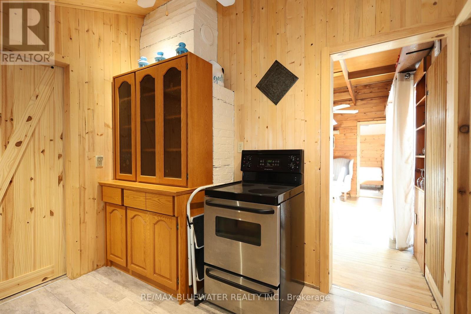 6388 West Parkway Drive, Lambton Shores, Ontario  N0N 1J2 - Photo 11 - X12068289