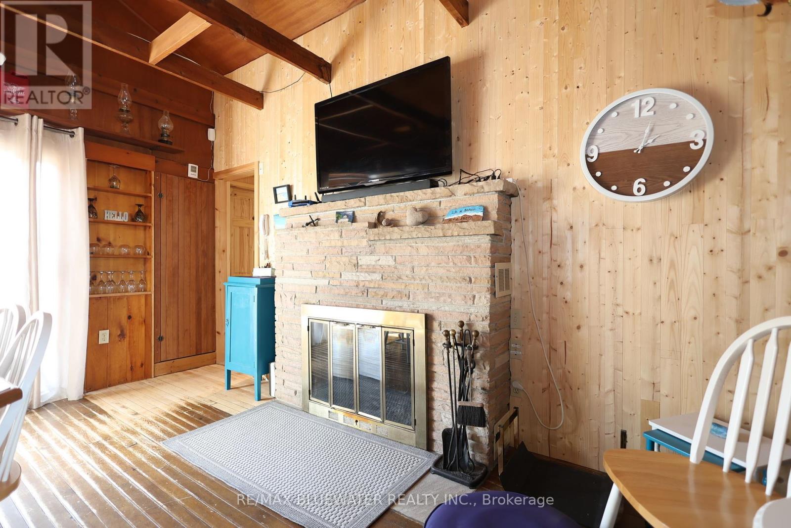 6388 West Parkway Drive, Lambton Shores, Ontario  N0N 1J2 - Photo 15 - X12068289