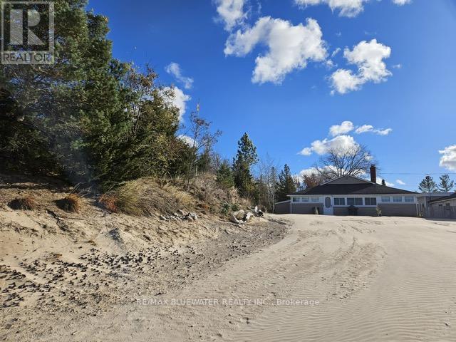 6388 West Parkway Drive, Lambton Shores, Ontario  N0N 1J2 - Photo 24 - X12068289