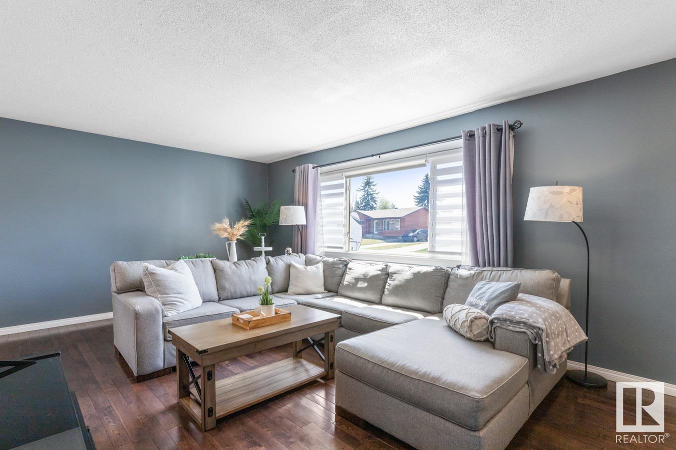 Property at 15 MELROSE CR image 3
