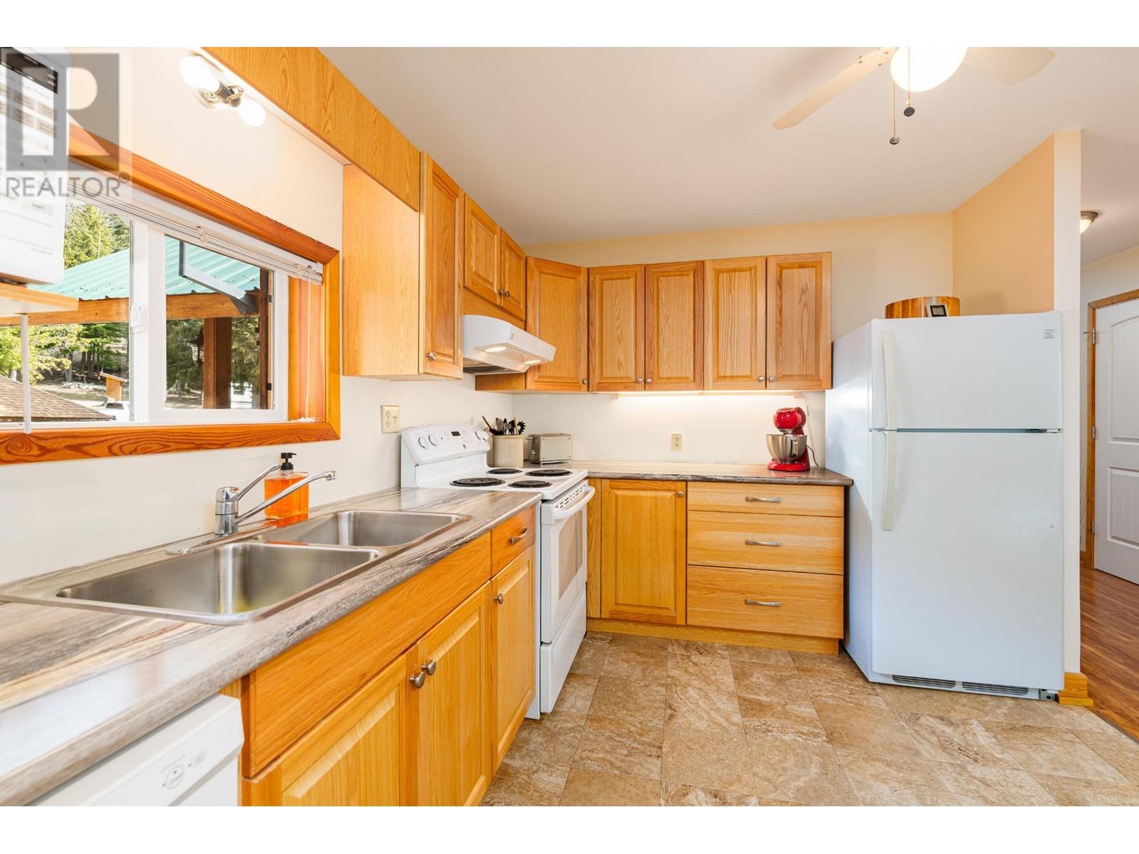 7470 3 Highway, Kitchener, British Columbia  V0B 2P0 - Photo 11 - 10346197
