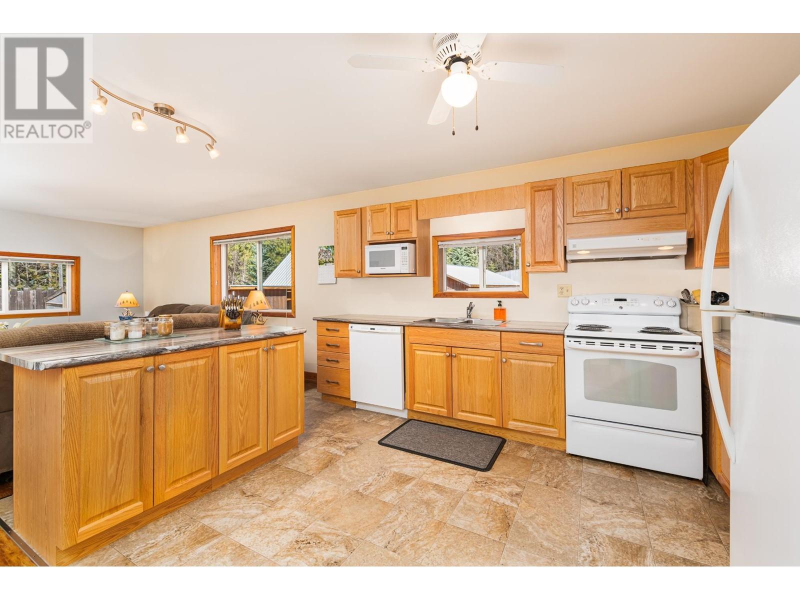 7470 3 Highway, Kitchener, British Columbia  V0B 2P0 - Photo 12 - 10346197