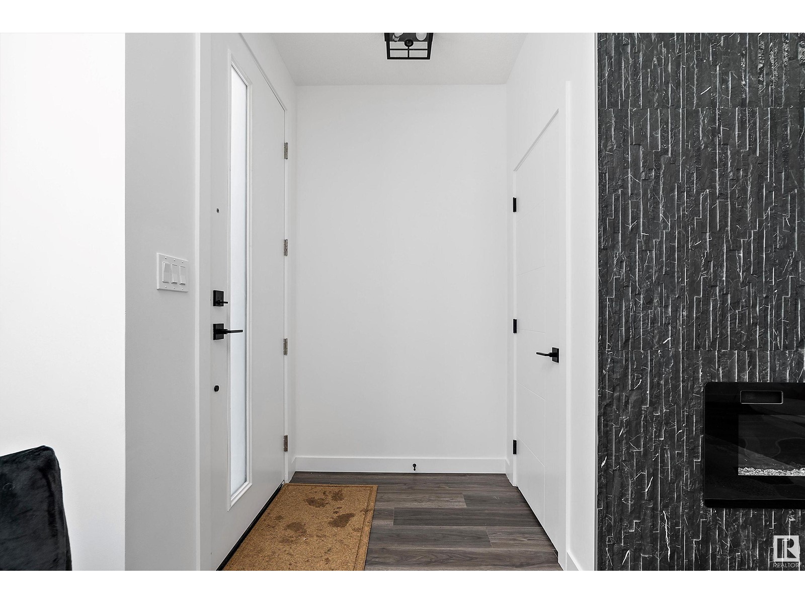 Property at 4725 105B ST NW image 3