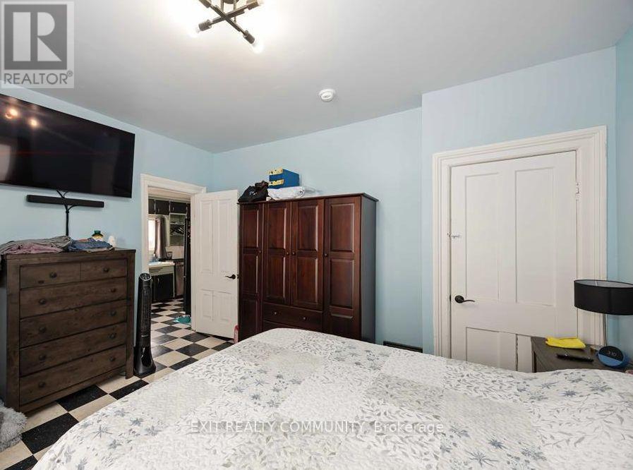 409 Queen Street, Petrolia, Ontario  N0N 1R0 - Photo 24 - X12124456