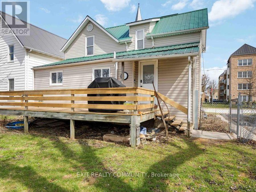409 Queen Street, Petrolia, Ontario  N0N 1R0 - Photo 9 - X12124456