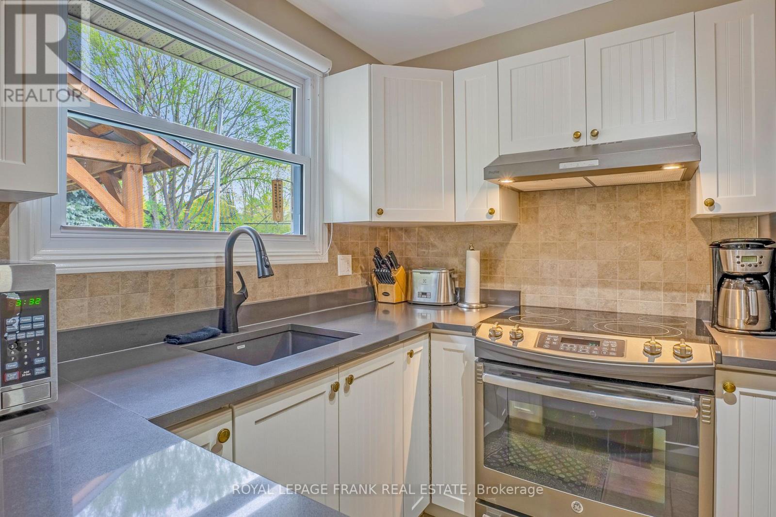 Property at 6 ELLARD COURT image 4