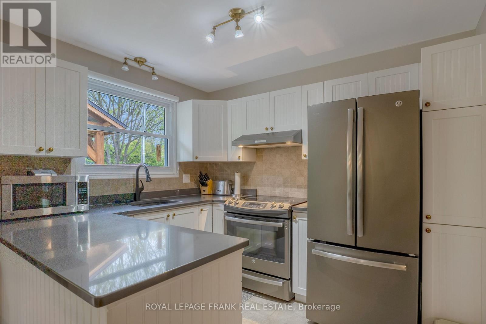 Property at 6 ELLARD COURT image 5