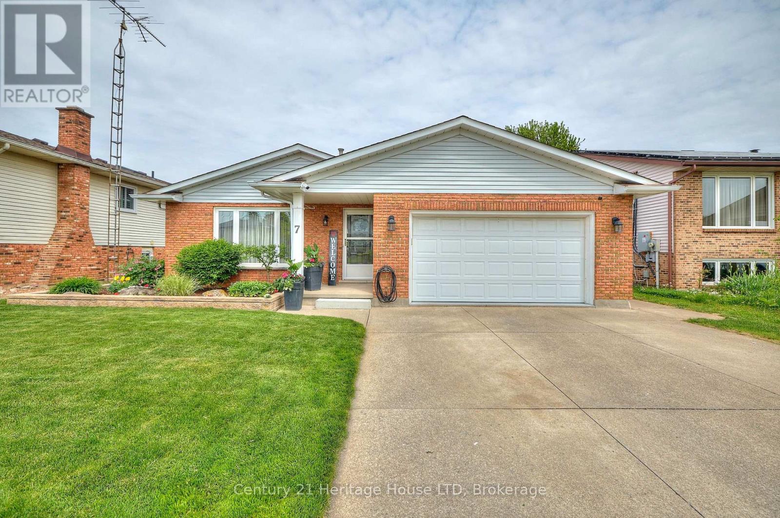 Property at 7 HUNTINGTON LANE image 2