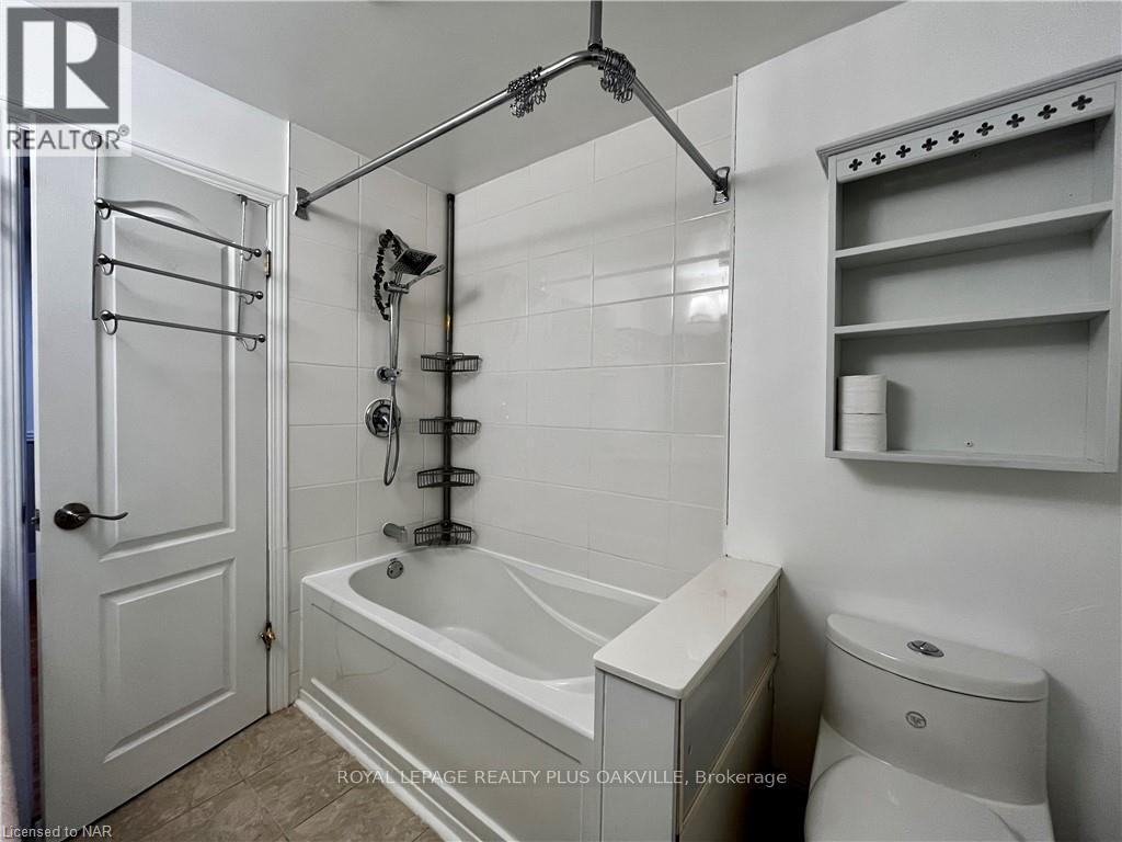 Upper - 694 Niagara Street, St. Catharines, Ontario  L2M 3R9 - Photo 12 - X12124256